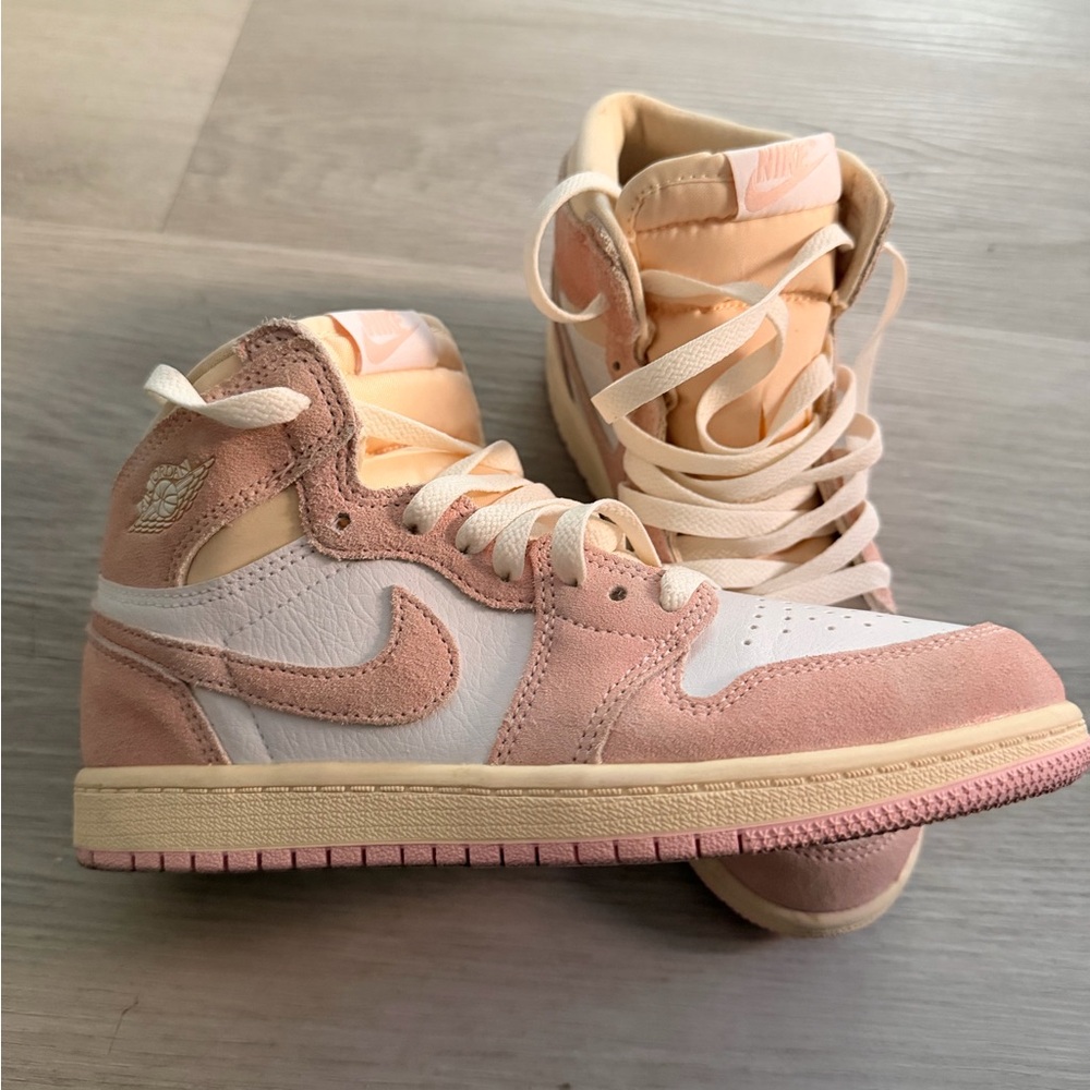 Jordan 1 Retro “ Washed Pink “Kids Sneakers in Pink and Cream